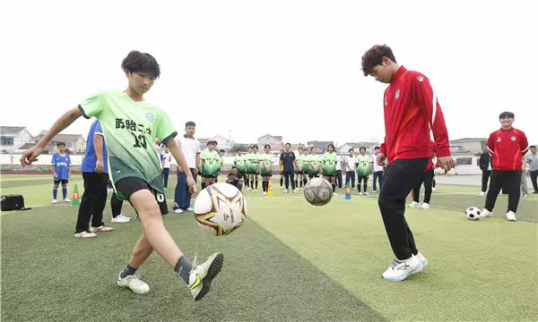 “蘇超”淮安隊(duì)球員空降盱眙 點(diǎn)燃校園小將足球夢(mèng)...